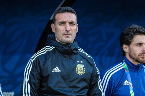 who is the argentina soccer coach